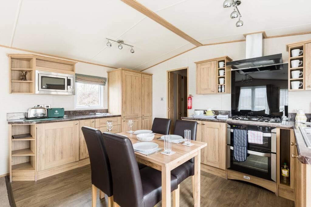 Waters Edge, Hoburne Cotswolds Villa South Cerney Luaran gambar