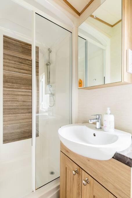 Waters Edge, Hoburne Cotswolds Villa South Cerney Luaran gambar