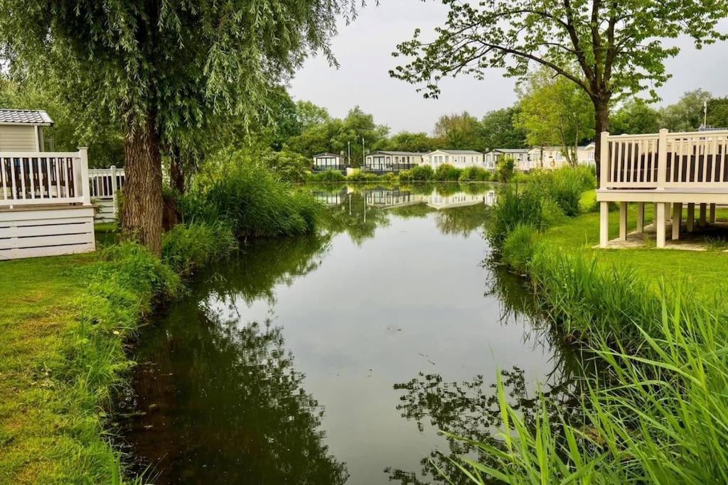 Waters Edge, Hoburne Cotswolds Villa South Cerney Luaran gambar