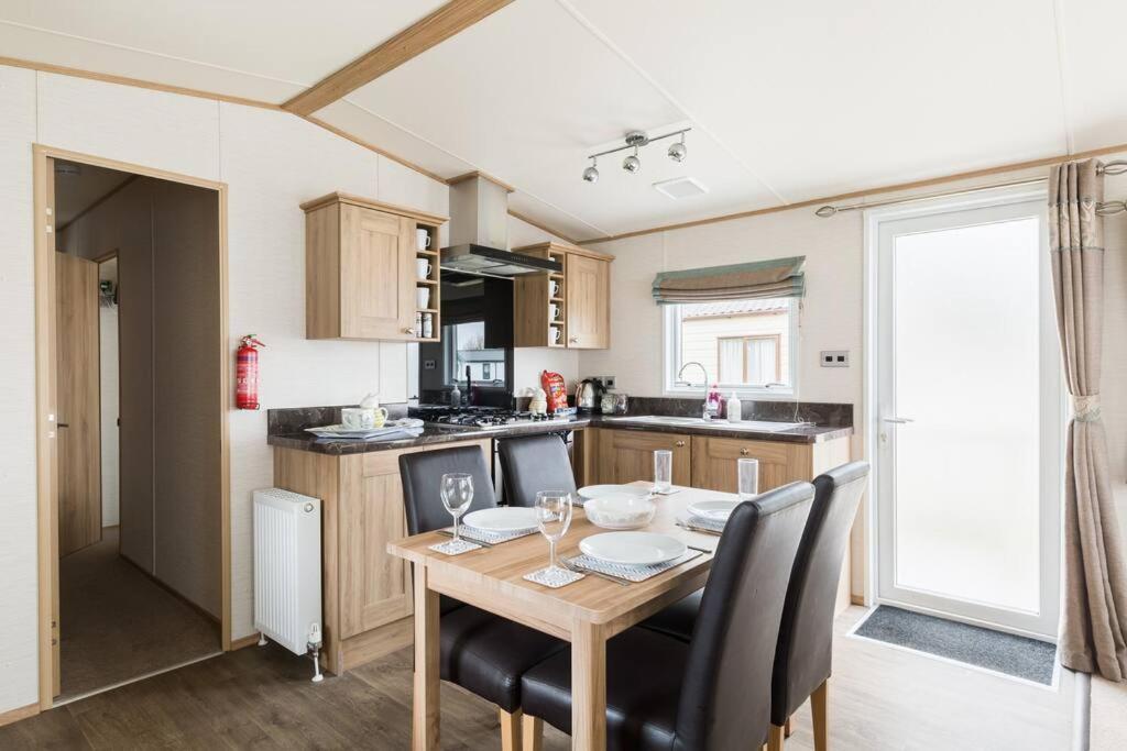 Waters Edge, Hoburne Cotswolds Villa South Cerney Luaran gambar