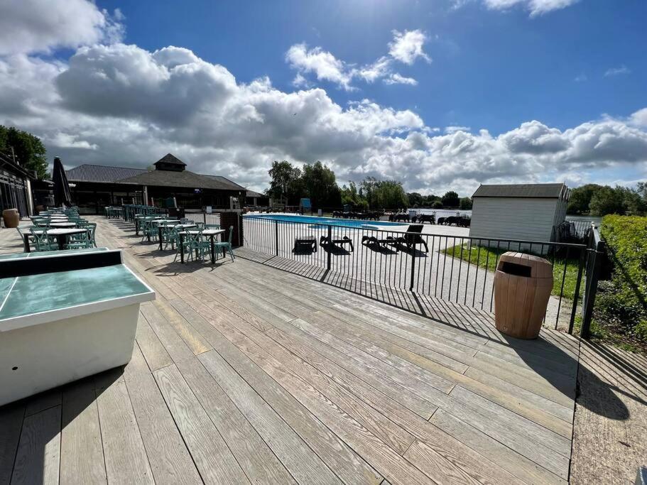 Waters Edge, Hoburne Cotswolds Villa South Cerney Luaran gambar